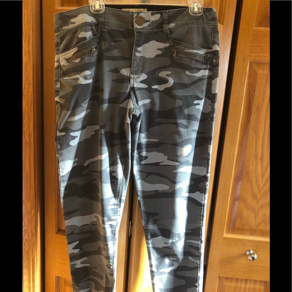 Democracy Sz 14 camouflage stretch tapered pant